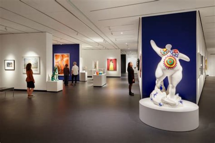 What is Niki de Saint Phalle best known for?