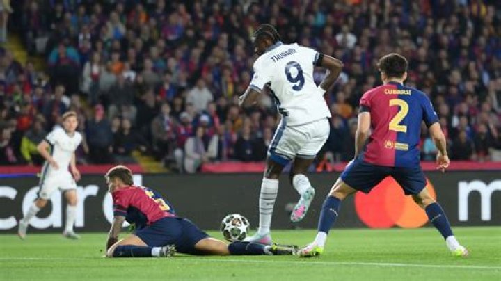 Who scored Barcelona against Levante?